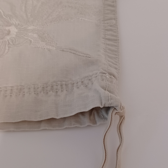 JONES WEAR JEANS Capri Pants Size 12 strings flower embroidery design on Leg - Picture 8 of 10